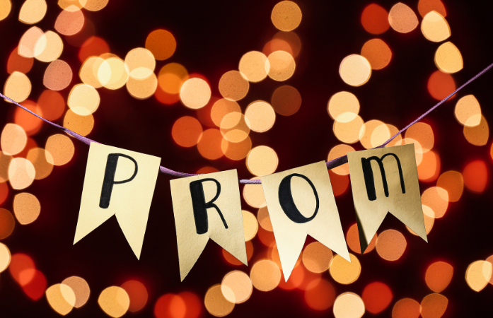  banner that says prom
